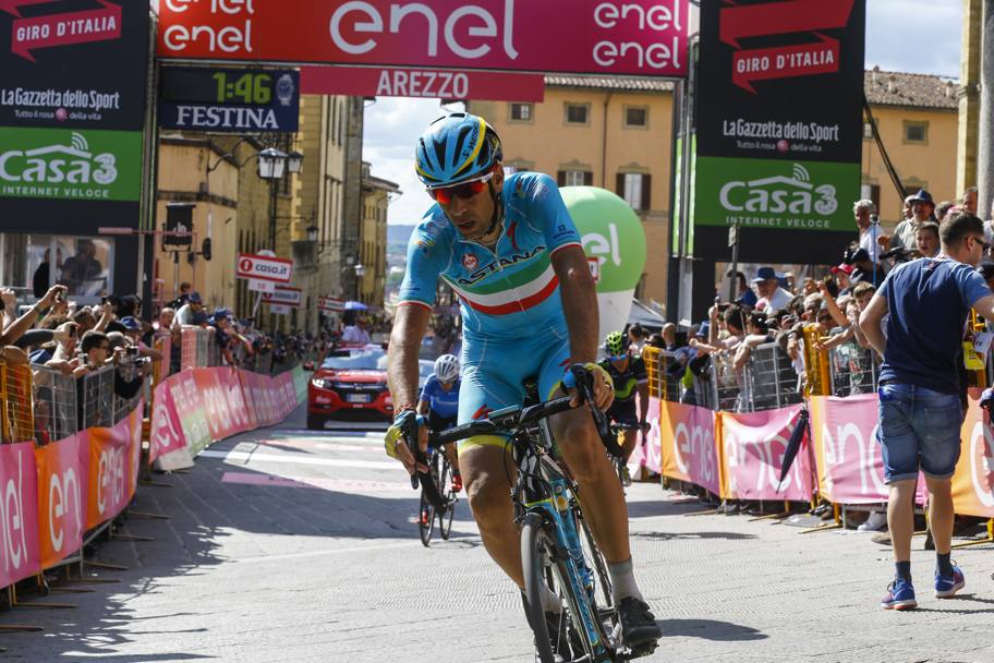 Ecco anche Vincenzo Nibali, 31 anni, sul traguardo di Arezzo. Grande prova per il siciliano sullo sterrato: bel balzo in classifica, e Dumoulin impallidisce.Bettini